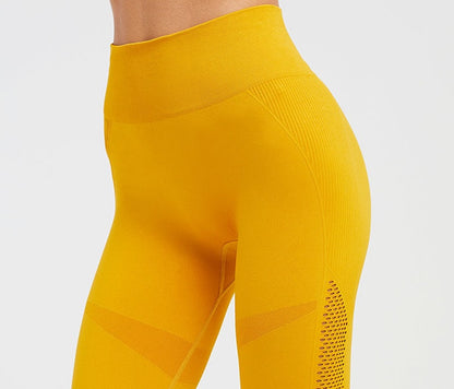 Seamless crescent hollow fitness trousers